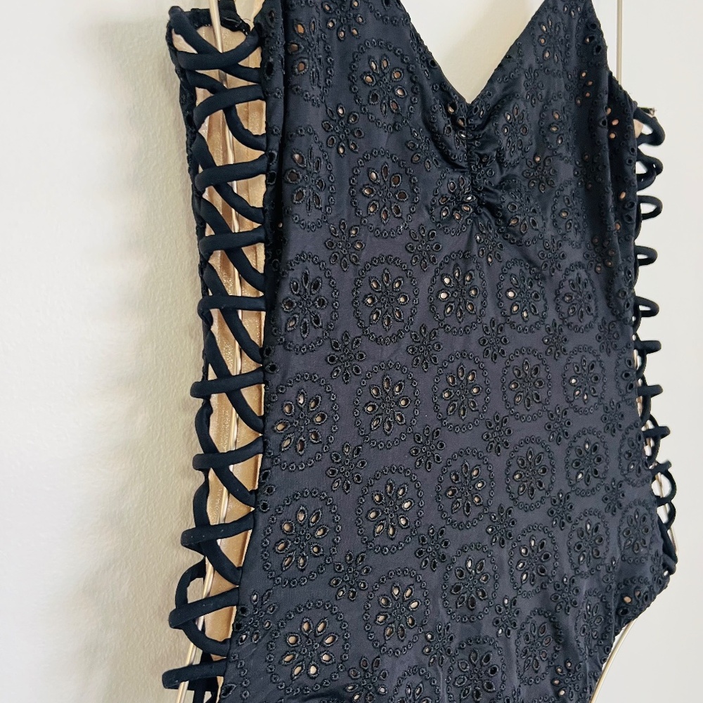 Amuse Society Frances one pice suit - Picture 2 of 6